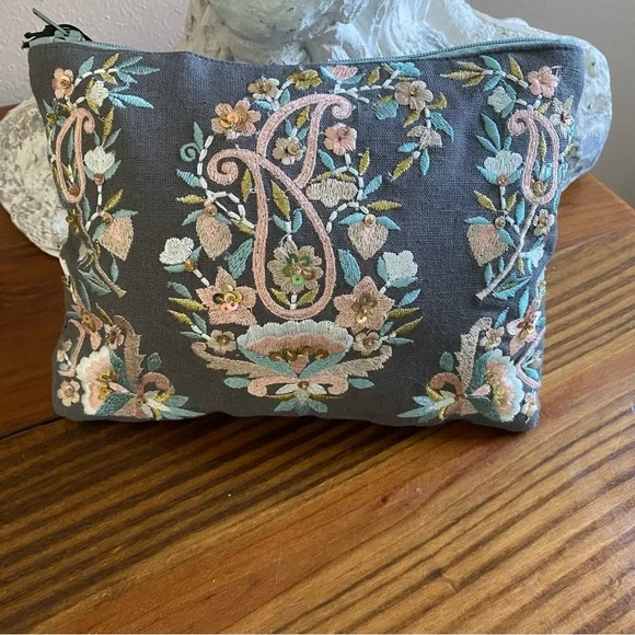 Beautifully detailed embroidered clutch! - Picture 6 of 15